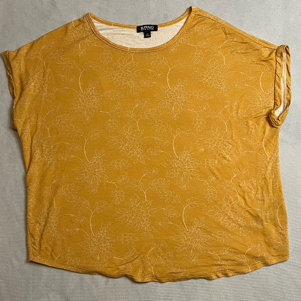 Buffalo Women's TopShort Sleeve
Crewneck Top Yellow